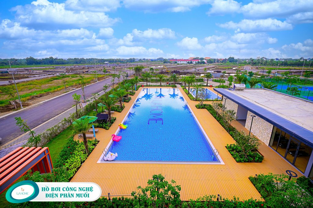 Hồ bơi nội khu giữa cảnh quan xanh tại khu đô thị LA Home Long An