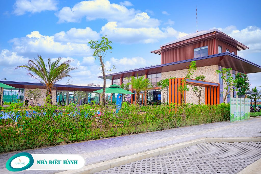 Nhà điều hành dự án bên hồ cảnh quan nội khu
