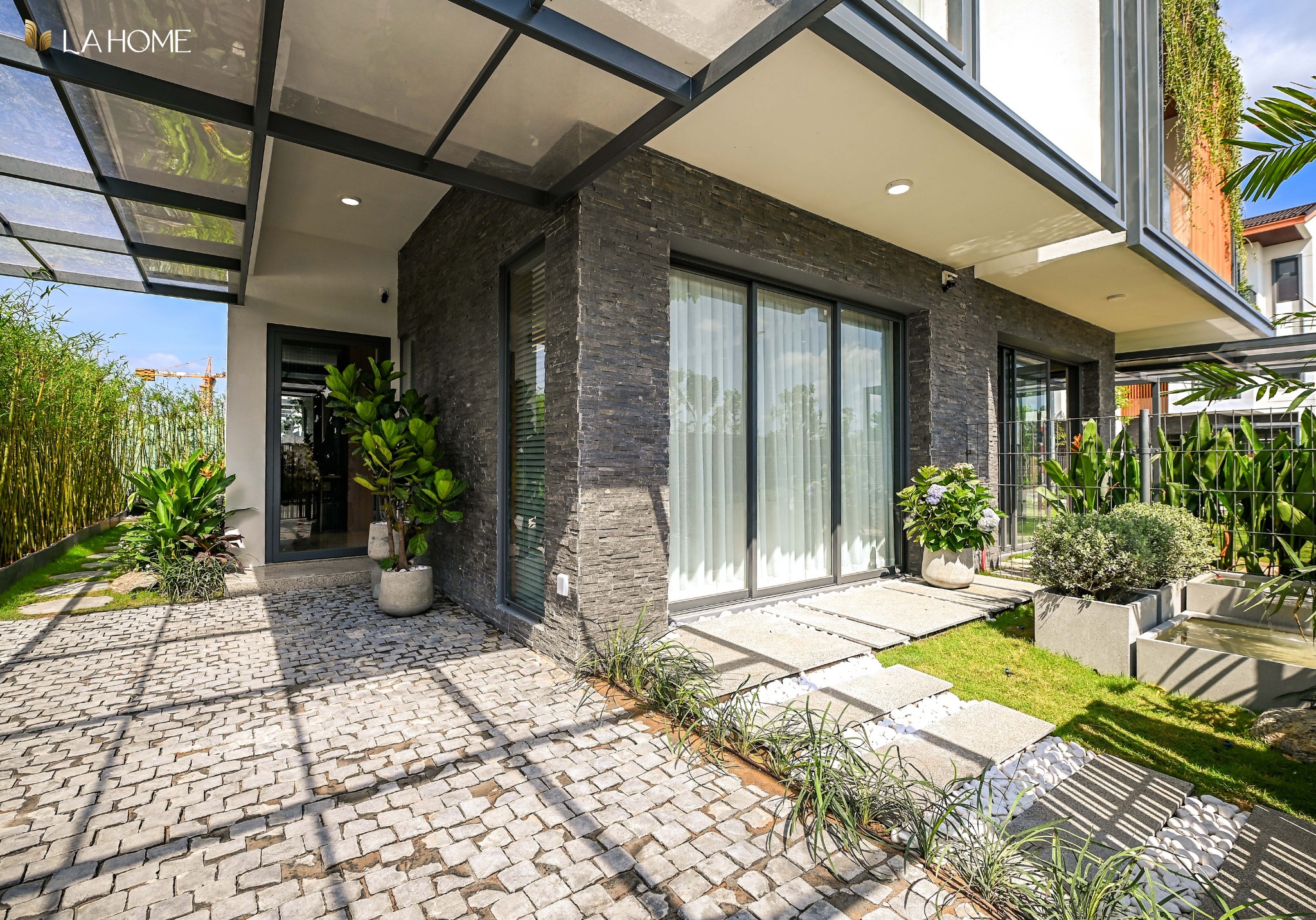 nhà mẫu biệt thự ven kênh Khu đô thị sinh thái LA Home Bến Lức Long An