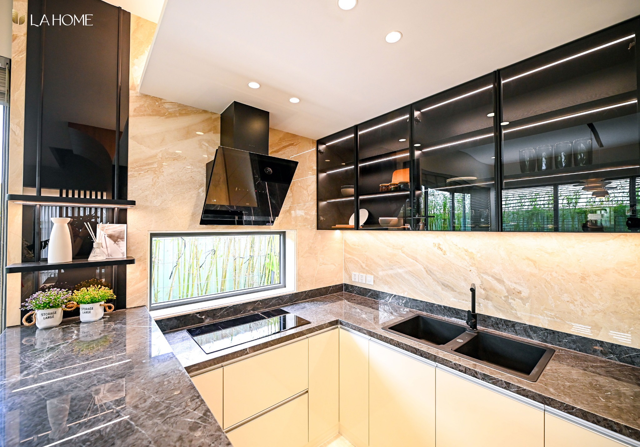 nhà mẫu biệt thự ven kênh Khu đô thị sinh thái LA Home Bến Lức Long An