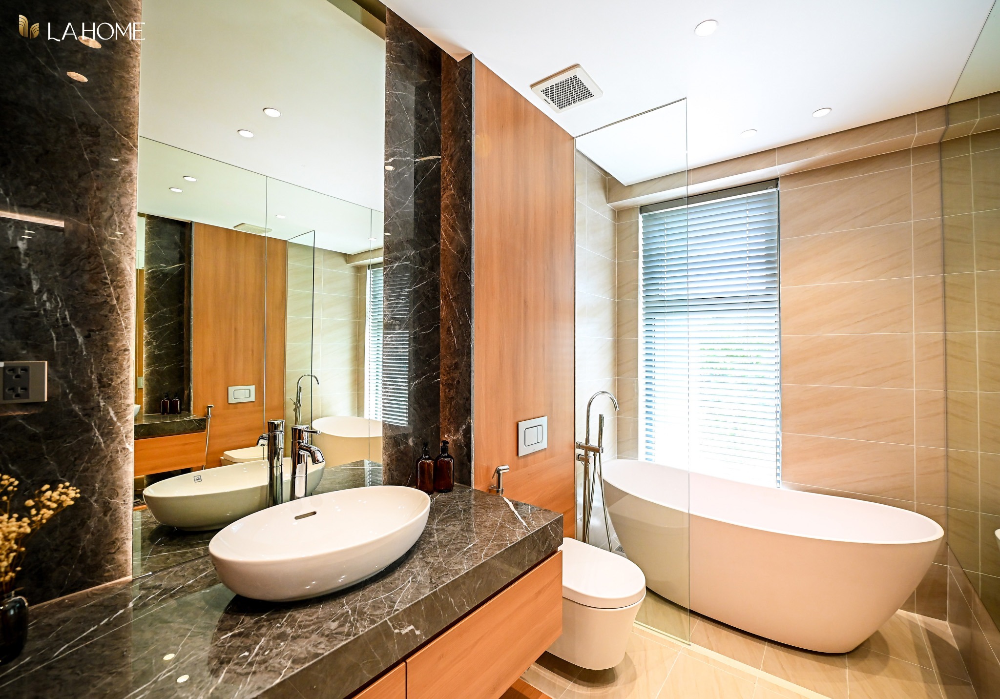 nhà mẫu biệt thự ven kênh Khu đô thị sinh thái LA Home Bến Lức Long An