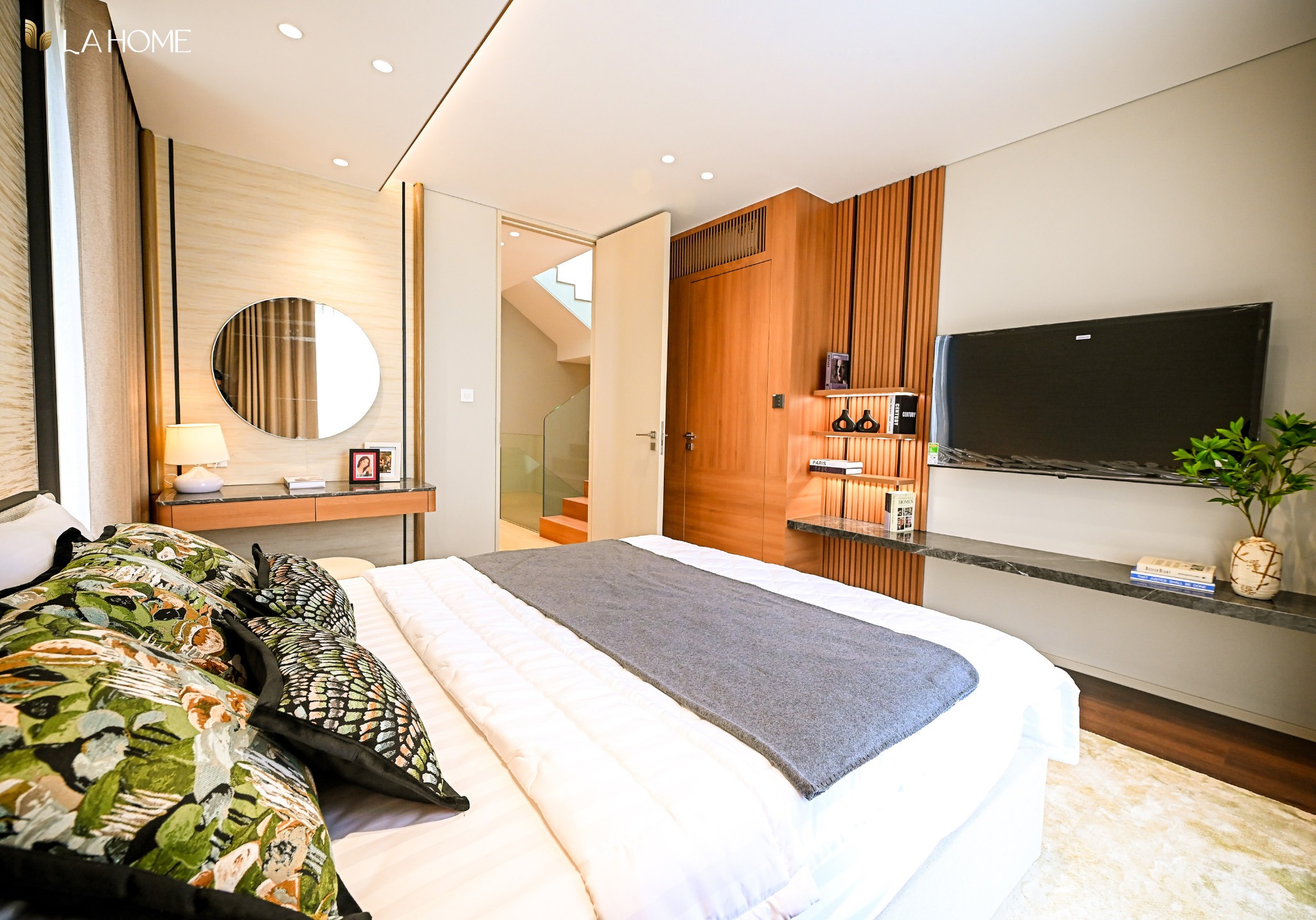 nhà mẫu biệt thự ven kênh Khu đô thị sinh thái LA Home Bến Lức Long An