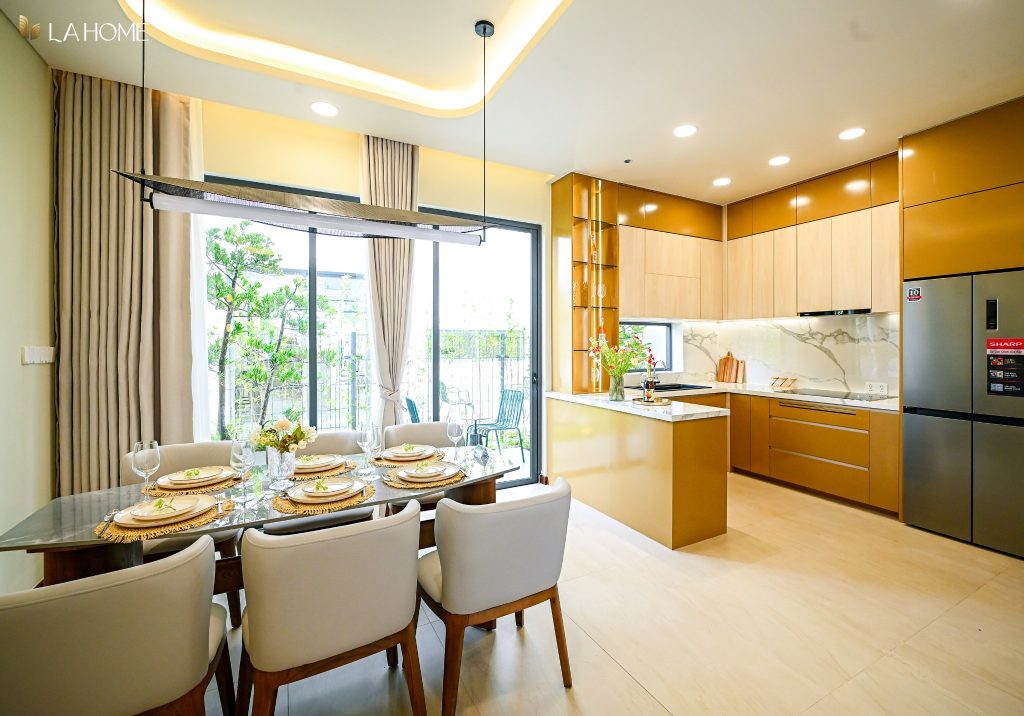 Khu bếp và phòng ăn mở nhà mẫu nhà phố LA Home Bến Lức