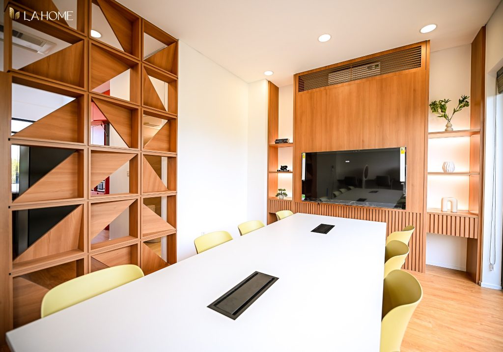 Không gian làm việc với kệ gỗ trang trí trong nhà mẫu shophouse